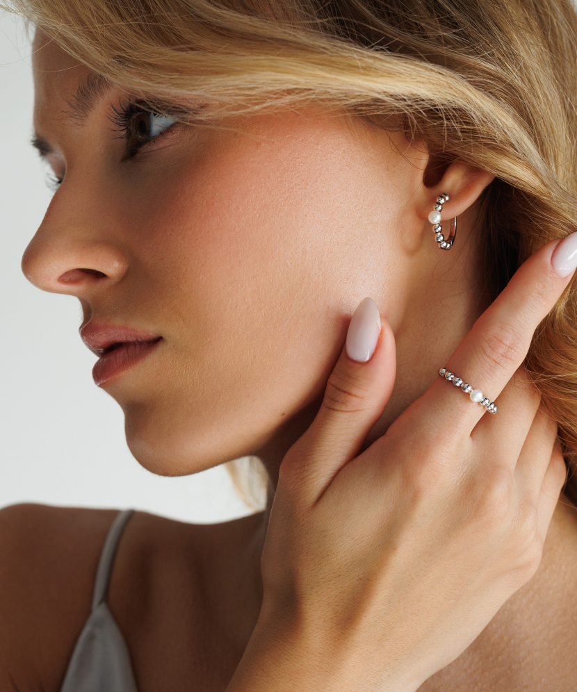 Hõbesõrmus pärli ja  tsirkoonidega