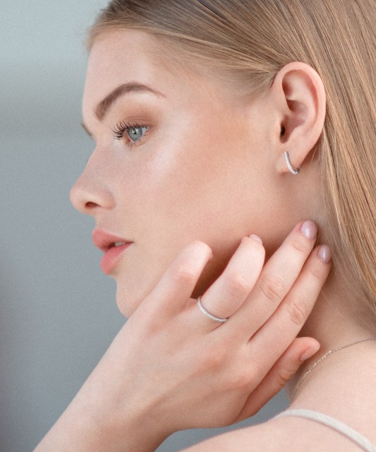 Valgest Kullast Sõrmus Briljantidega