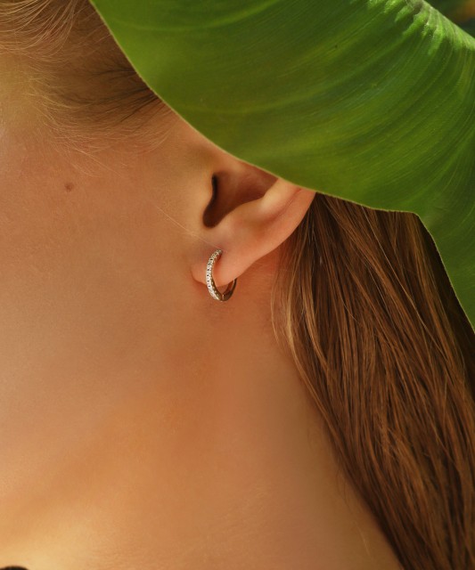 Valgest kullast kõrvarõngad briljantidega