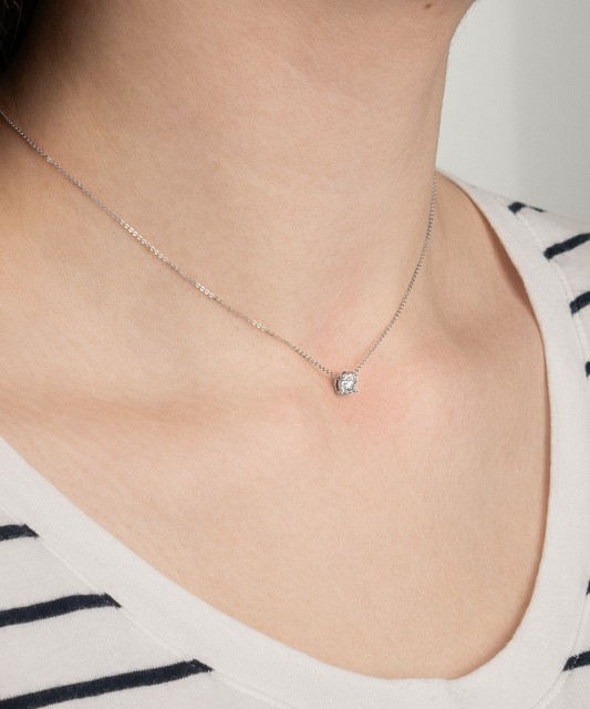 Kuldne kett briljantse ripatsiga