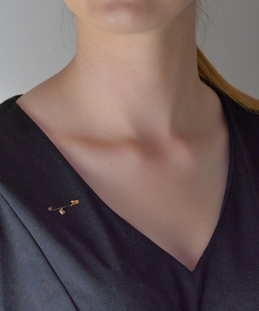 Kullast pross tsirkoonidega "süda"