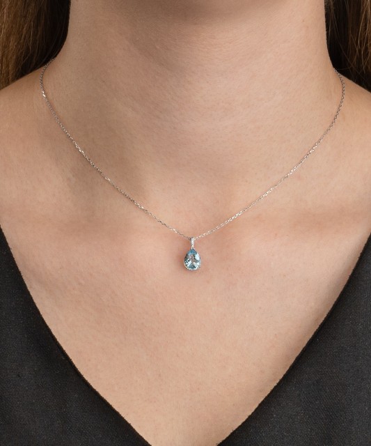 Valgest kullast ripats topaasi ja teemantidega