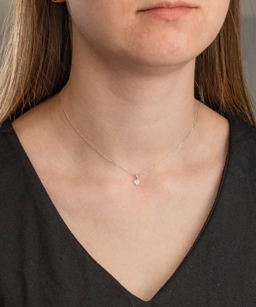 Valgest kullast ripats teemantidega "Süda"