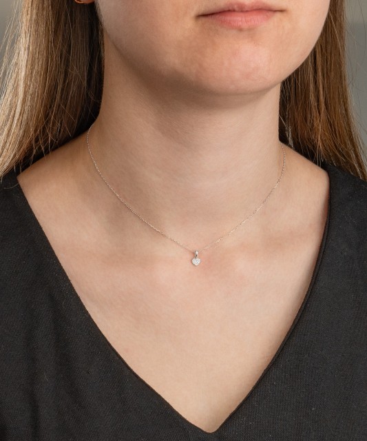 Valgest kullast ripats teemantidega "Süda"