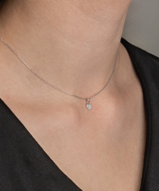 Valgest kullast ripats teemantidega "Süda"