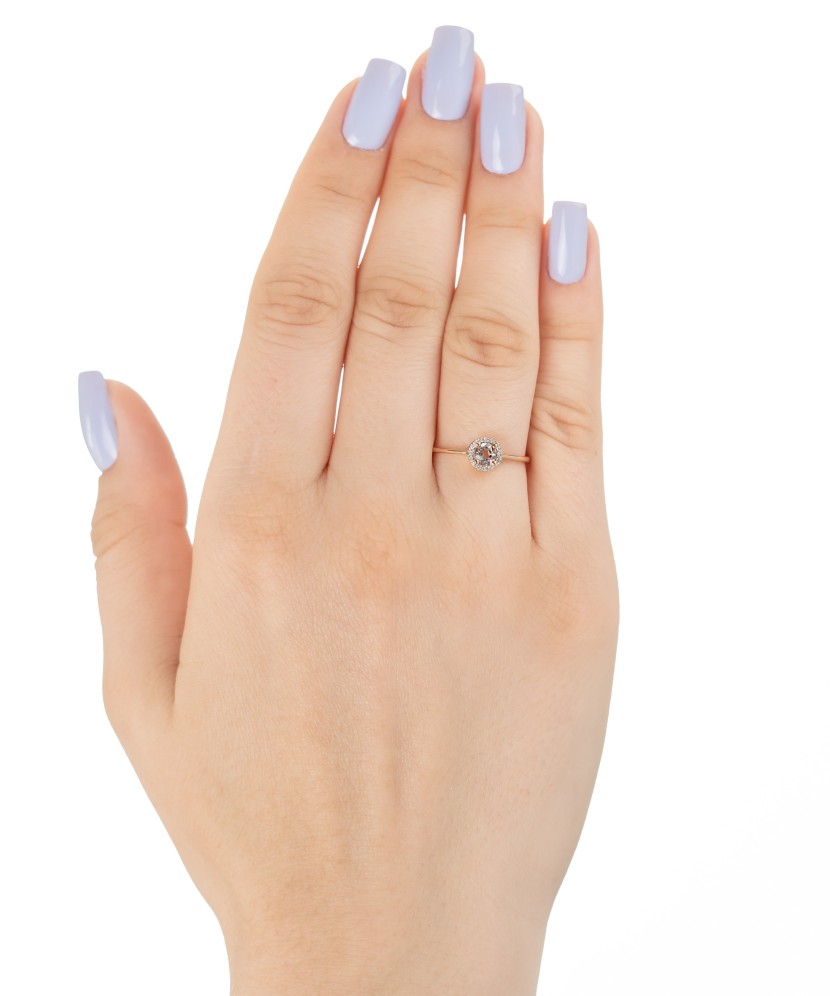 Kuldsõrmus teemantide ja läbipaistva topaasiga