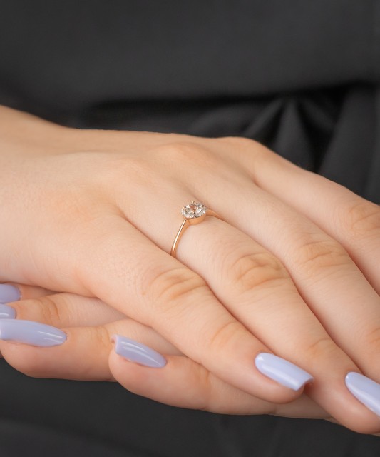 Kuldsõrmus teemantide ja läbipaistva topaasiga