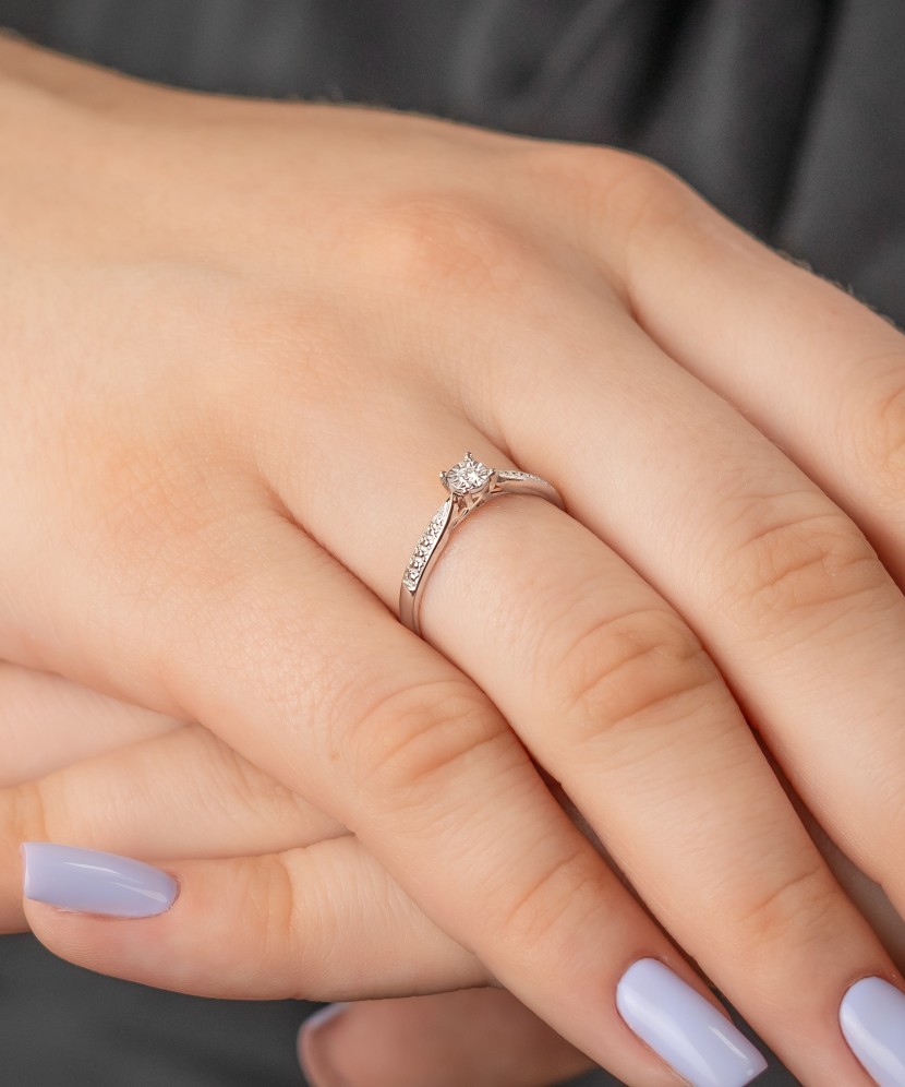 Valgest kullast sõrmus teemantidega