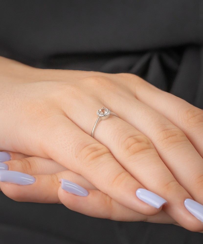 Valgest kullast sõrmus teemantide ja läbipaistva topaasiga