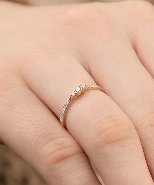 Kuldsõrmus teemantidega