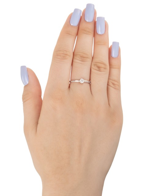 Valgest kullast sõrmus teemantidega