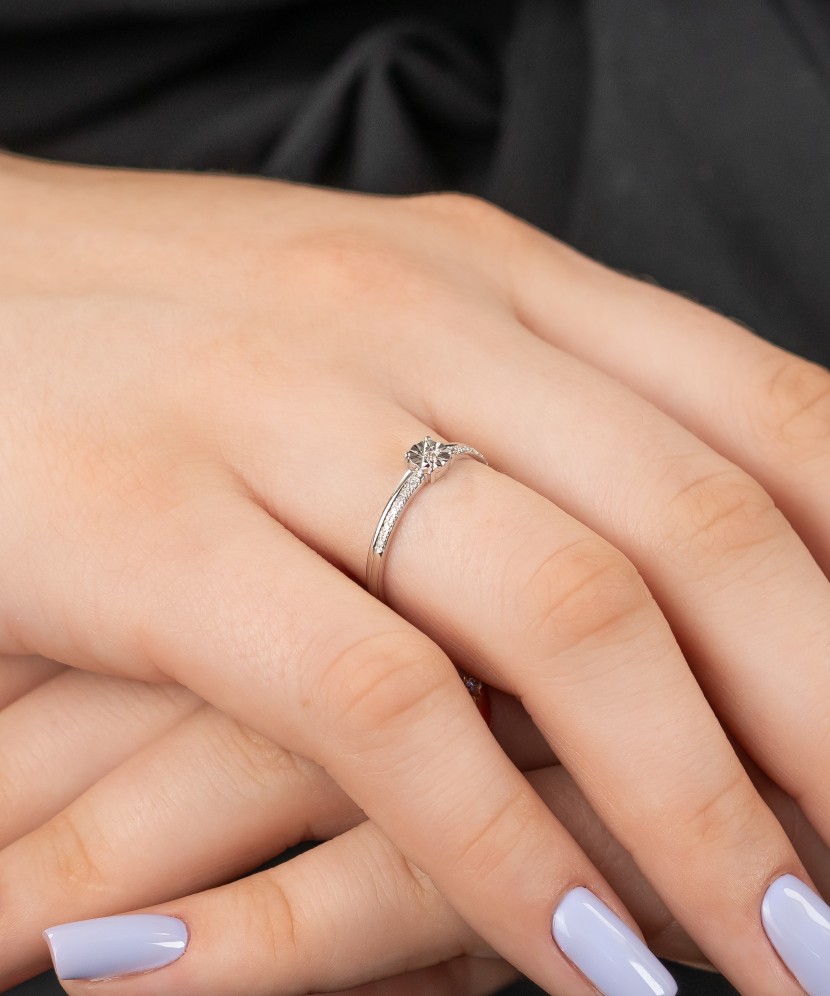 Valgest kullast sõrmus teemantidega