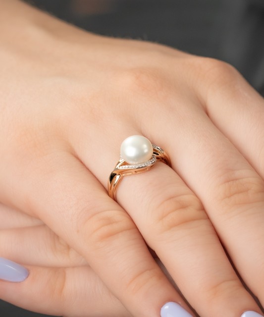 Kuldsõrmus teemantide ja pärlitega