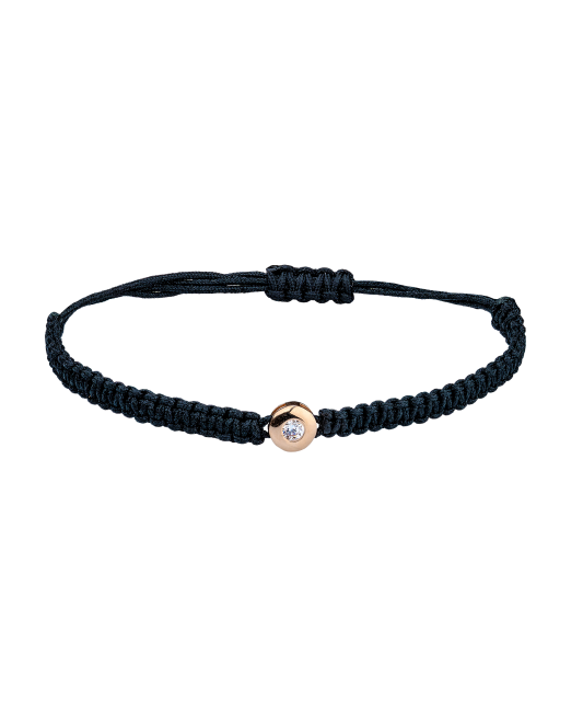 Mustast lõngast käevõru kuldripatsiga