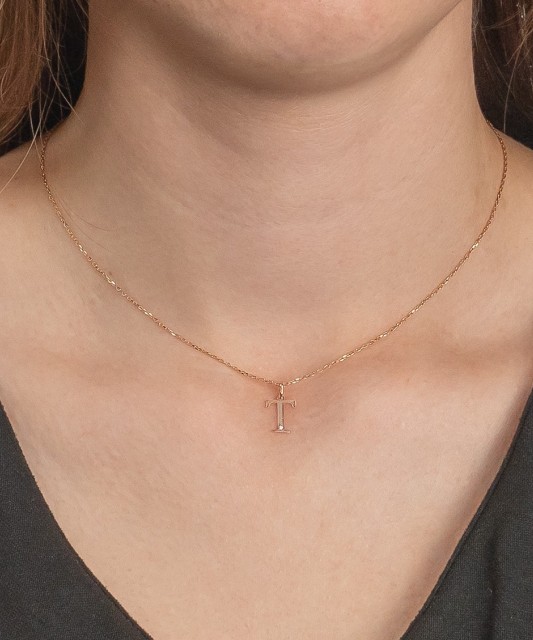 Золотой кулон с бриллиантом, буква T