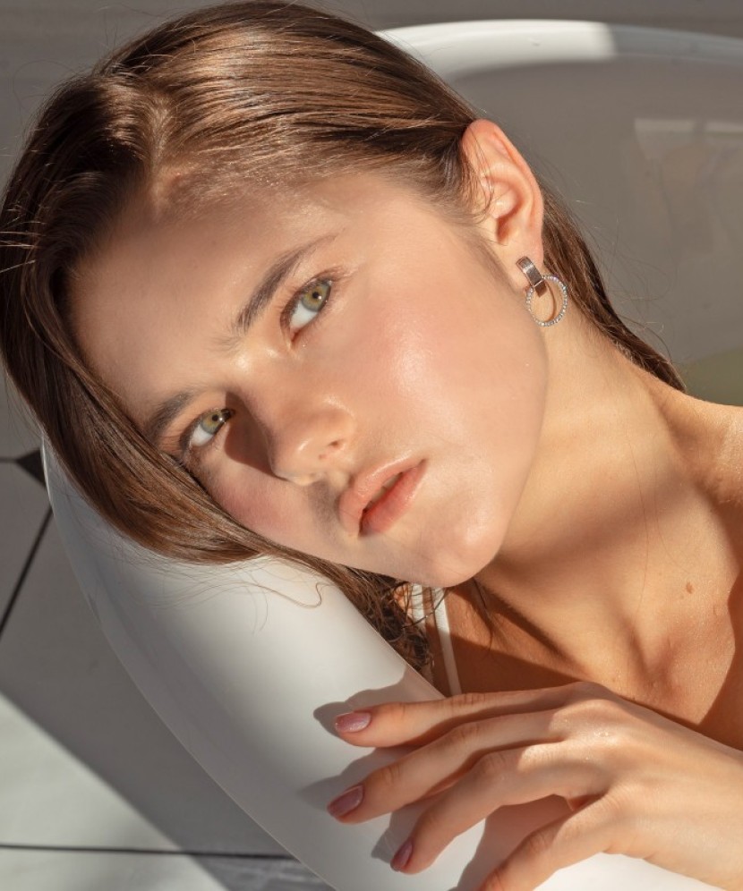 Hõbekõrvarõngad kullatud tsirkoonidega