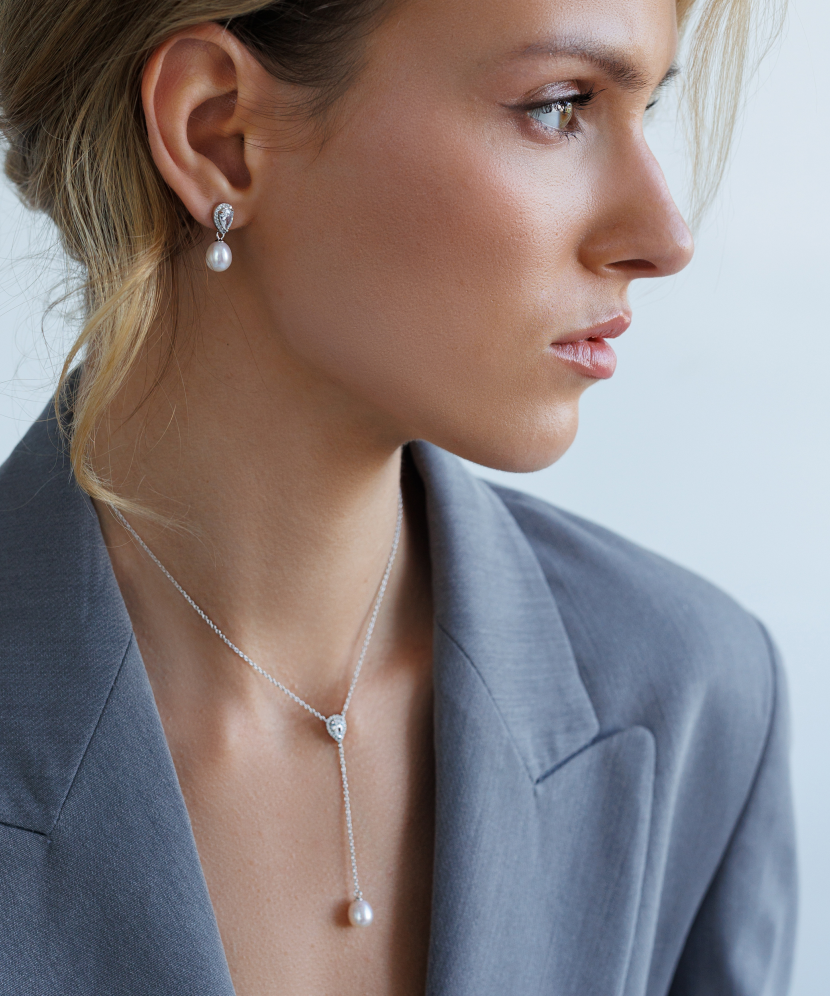 Серебряная цепочка с жемчужной подвеской и цирконами