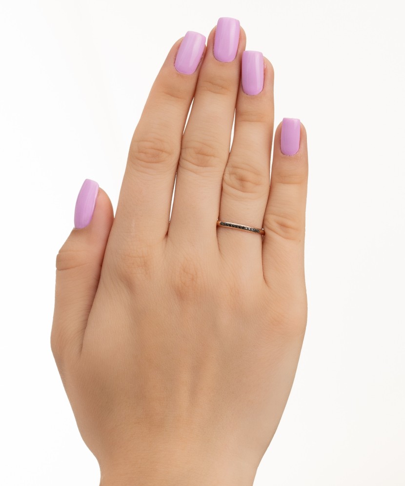 Kuldsõrmus mustade teemantidega