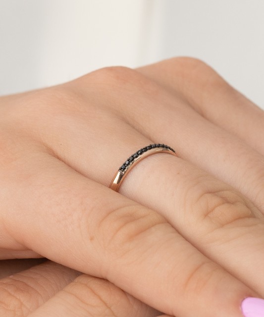 Kuldsõrmus mustade teemantidega