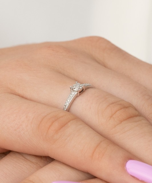 Valgest kullast sõrmus teemantidega