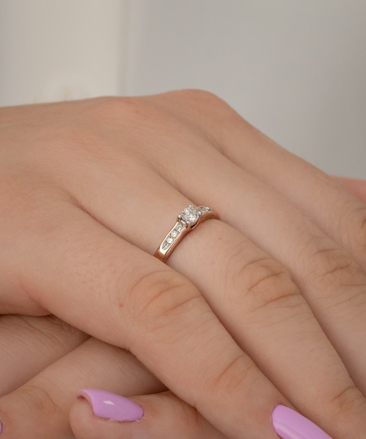 Kuldsõrmus teemantidega