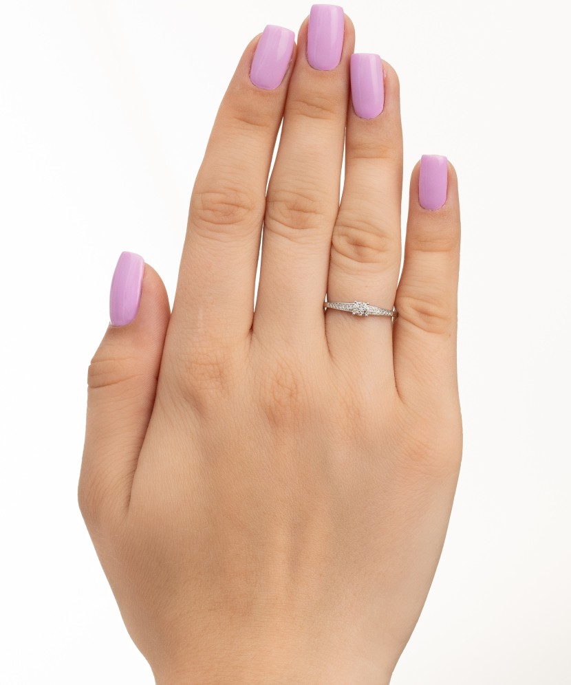 Valgest kullast sõrmus teemantidega