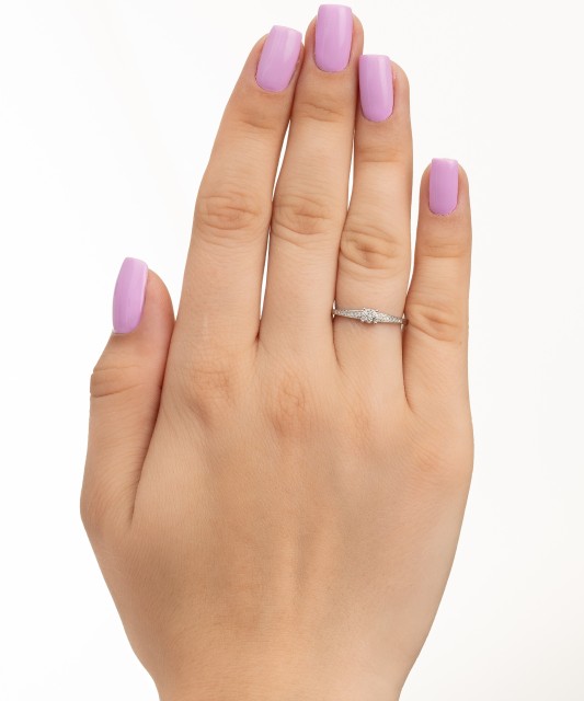 Valgest kullast sõrmus teemantidega