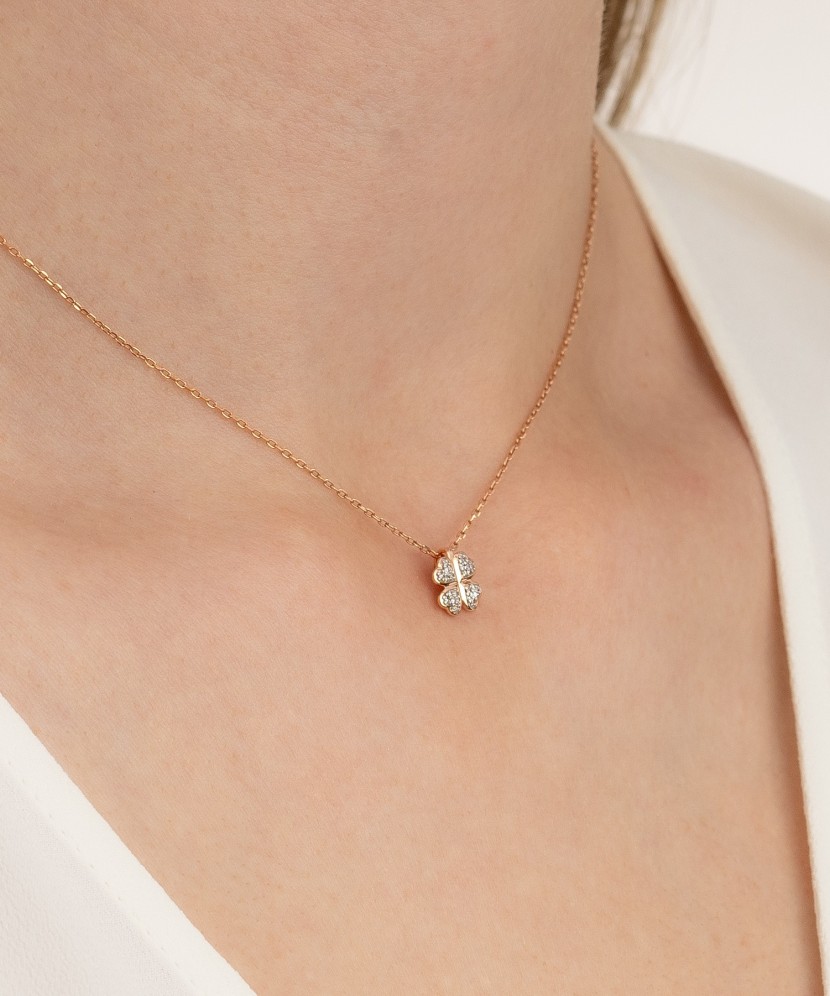 Kollasest kullast ripats teemantide ja safiiridega