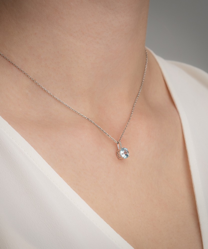 Valgest kullast ripats topaasi ja teemantidega