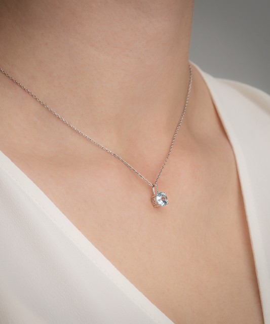 Valgest kullast ripats topaasi ja teemantidega