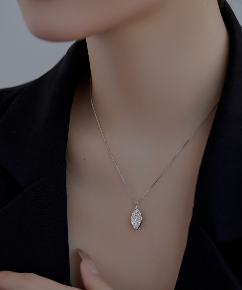 Серебряная цепочка с подвеской из циркона