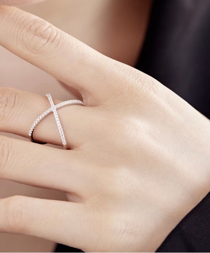 Hõbesõrmus tsirkoonidega