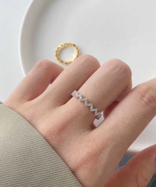 Серебряное кольцо с цирконами