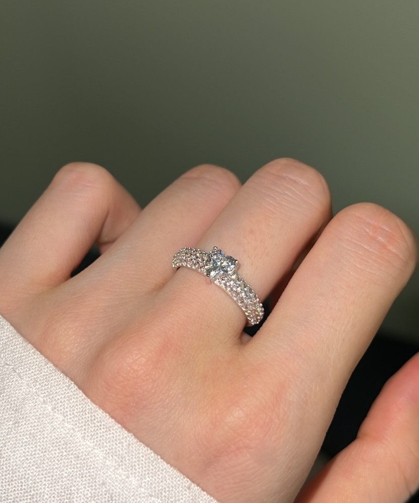 Серебряное кольцо с цирконами