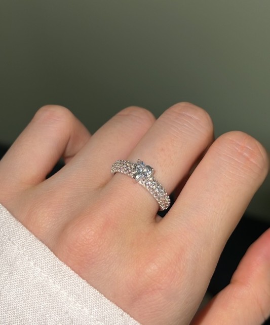 Hõbesõrmus tsirkoonidega