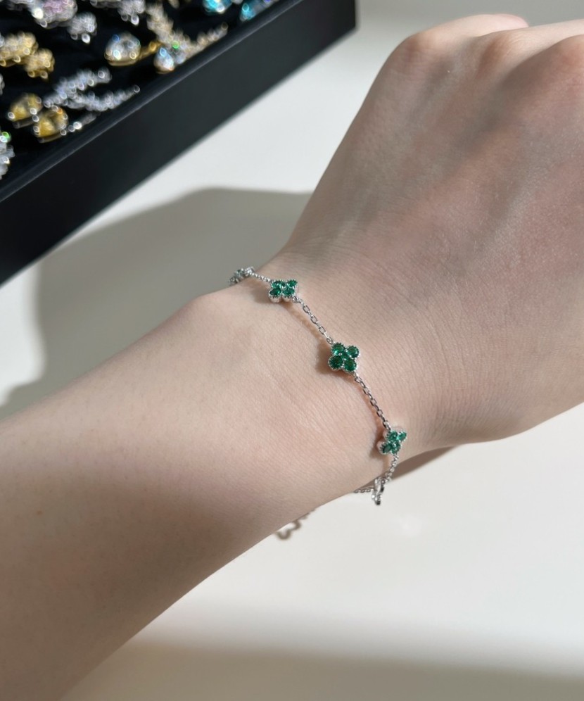 Hõbekäevõru tsirkoonidega