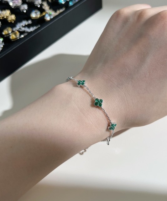 Hõbekäevõru tsirkoonidega