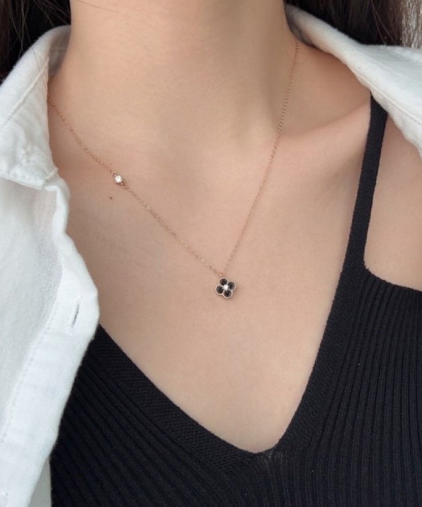 Позолоченная серебряная цепочка с подвеской из эмали и циркона.