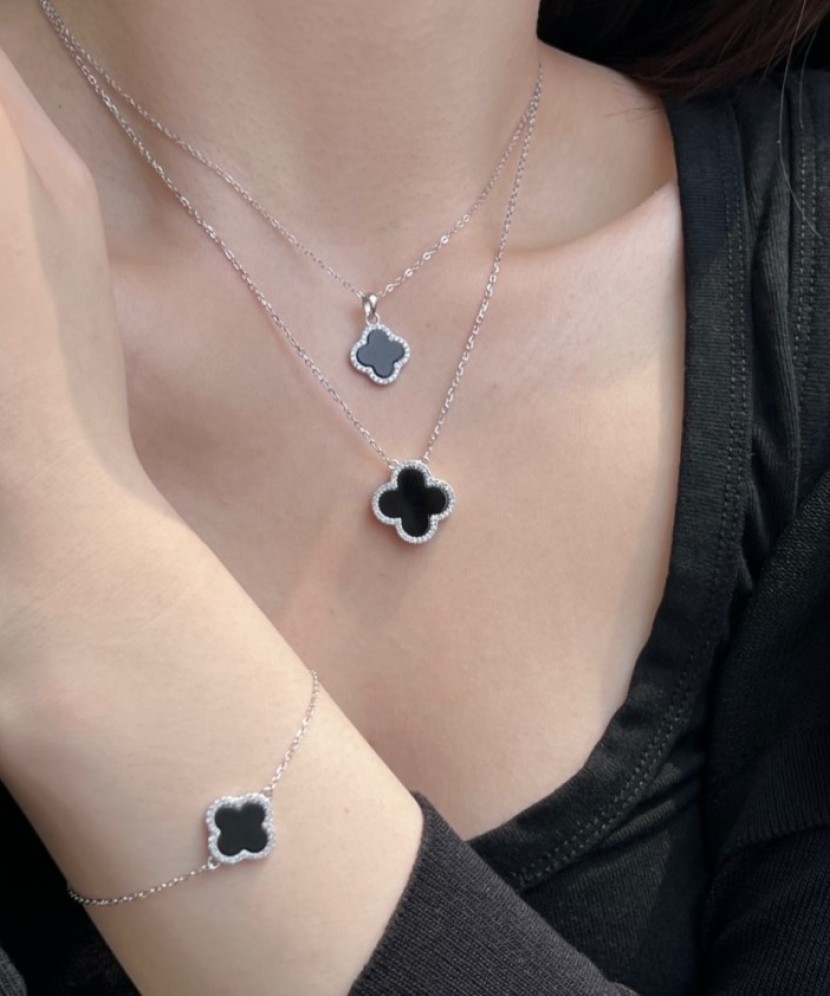 Hõbedast kett emaili ja tsirkoonripatsiga