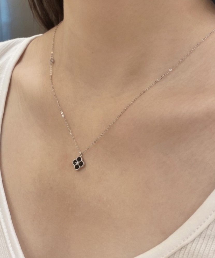 Серебряная цепочка с подвеской из эмали и циркона