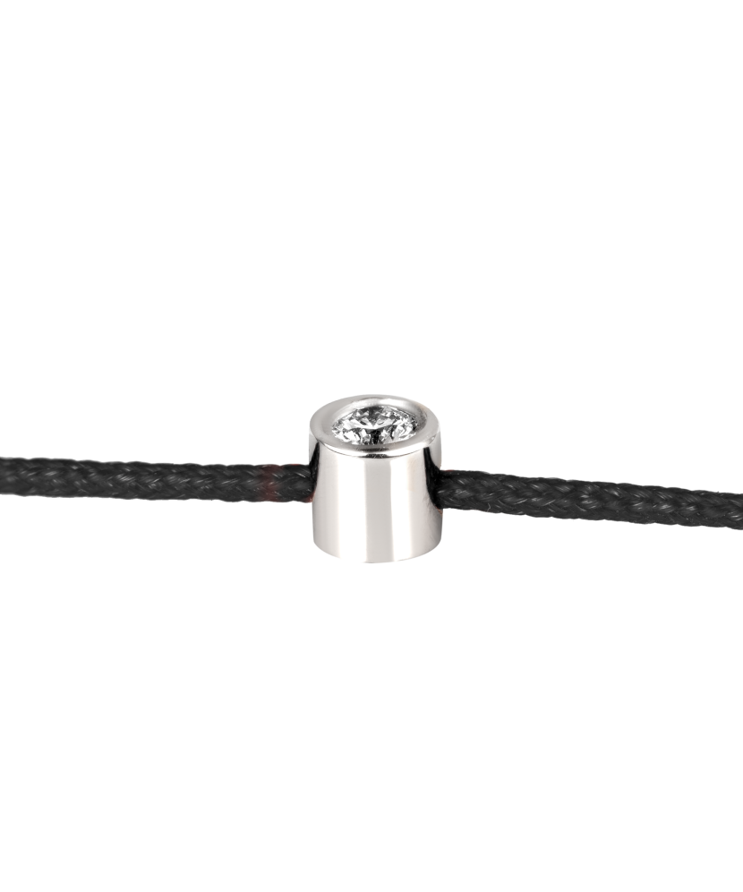 Mustast lõngas käevõru valgest kullast ja briljandist ripatsiga 0.03ct