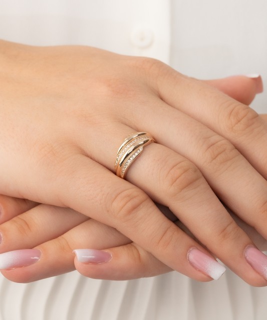 Kuldsõrmus tsirkoonidega