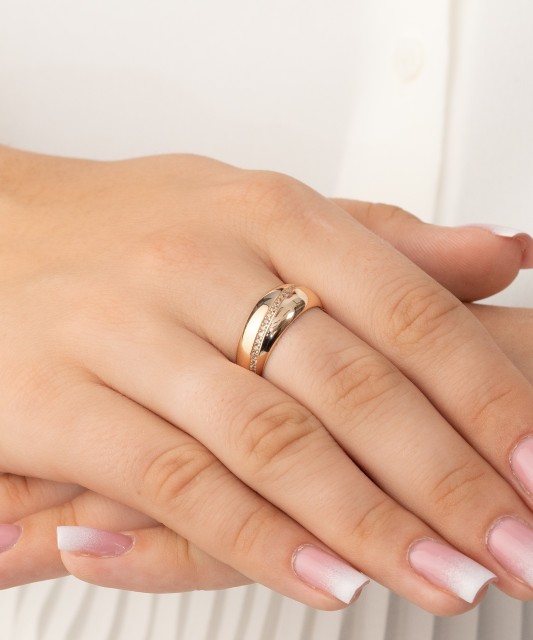 Kuldsõrmus tsirkoonidega