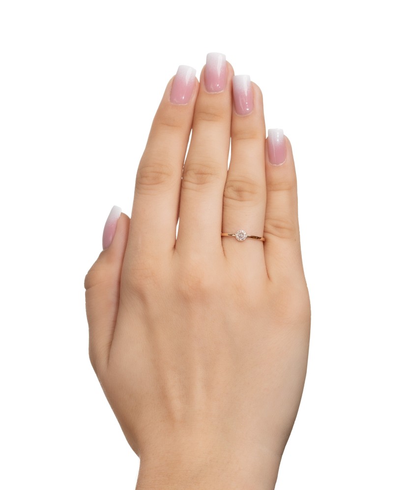 Kuldsõrmus tsirkoonidega