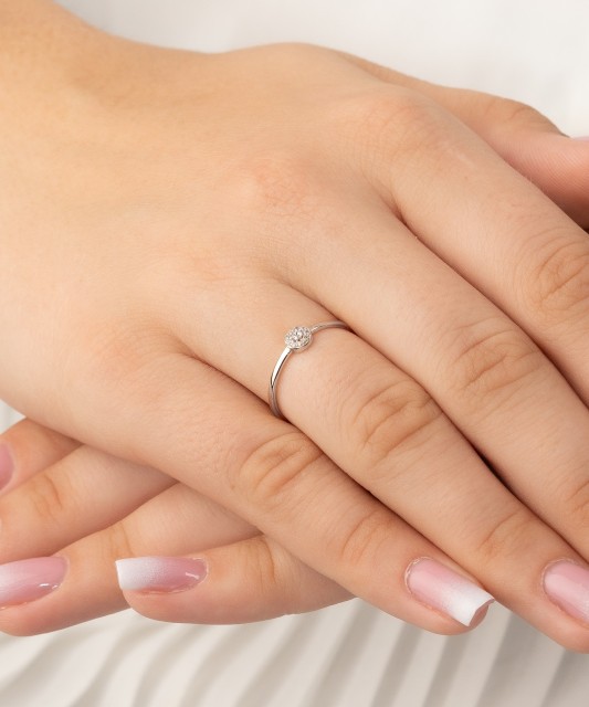 Кольцо из белого золота с цирконами