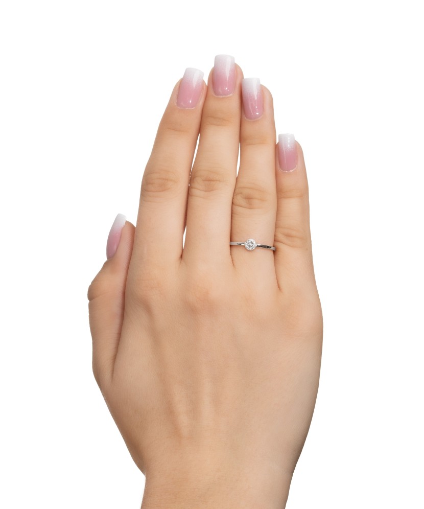 Valgest kullast sõrmus tsirkoonidega