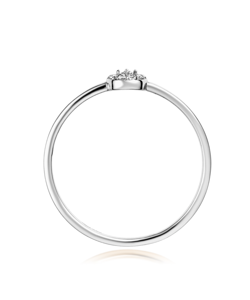 Valgest kullast sõrmus tsirkoonidega