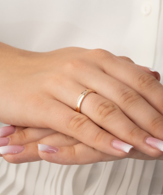 Kuldsõrmus tsirkoonidega