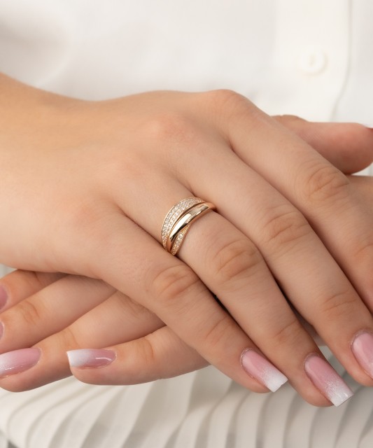 Kuldsõrmus tsirkoonidega