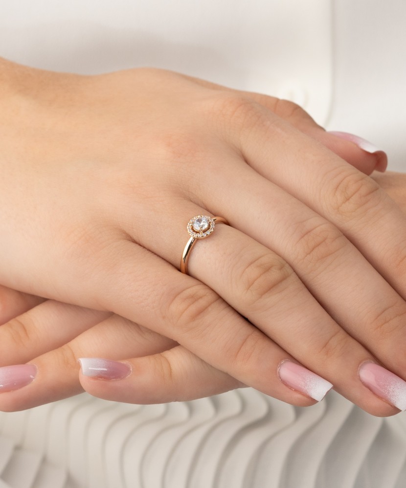 Kuldsõrmus tsirkoonidega